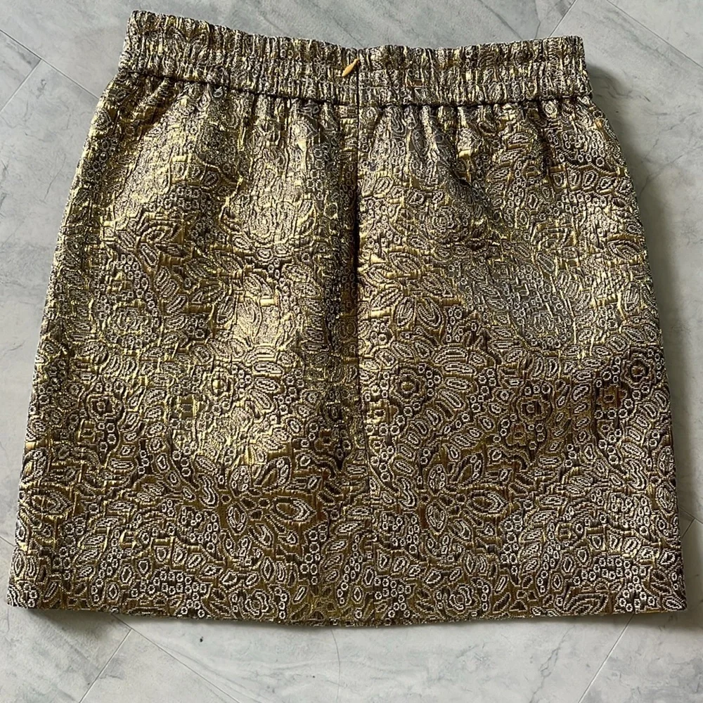 Loft Gold metallic mini skirt  elastic waist. Front welt style pockets EUC Sz SP